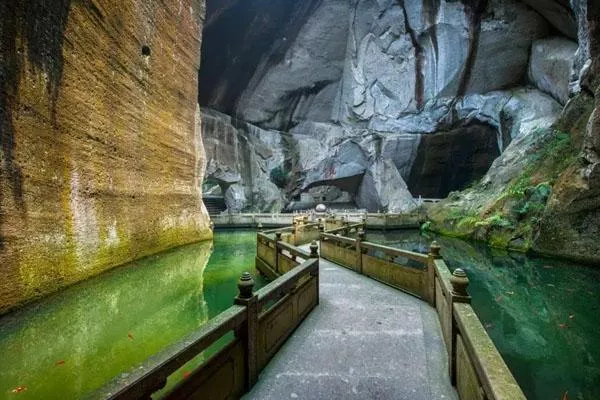 杭州附近的避暑山洞景點