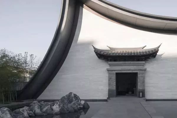 云南旅游最美建筑物-高黎貢小鎮雙檐宛月展示中心