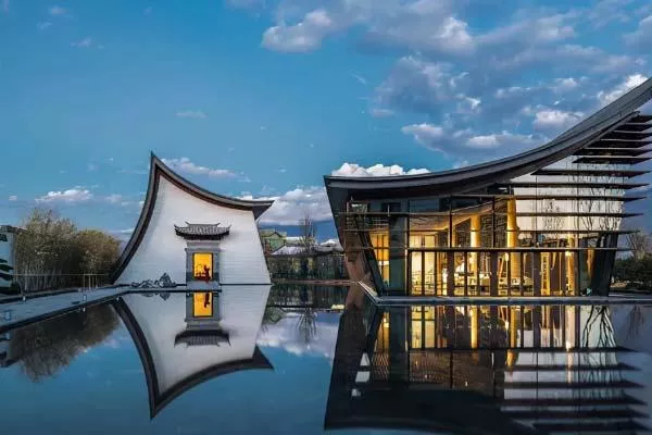 云南旅游最美建筑物-高黎貢小鎮雙檐宛月展示中心