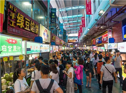 ?？谔埑切〕越? />
<h2>特點：</h2>泰龍城小吃街屬于?？诜比A地段的一條小吃街，集全國各地特色美食于一條街，臺灣的大腸包小腸、新疆羊肉串、印度飛餅、重慶小面、云南過橋米線、潮汕蚵仔煎、廣東腸粉等等，當然也包括許多本地小吃，比如定安烤豬蹄兒、文昌抱羅粉、20年本地老店烤玉米……都可以在這里品嘗到，是本地人和游客都很青睞的美食聚集地。
 
                        <div class=entry-copyright>
                            <p>
                                聲明：此文由 Anonymous 分享發布，并不意味嗨游贊同其觀點。文章內容僅供參考，此文如侵犯到您的合法權益，請聯系我們。
                            </p>
                        </div>
                    </div>
                    <div class=entry-footer>
                        <div class=entry-tag>
                                    <a href=